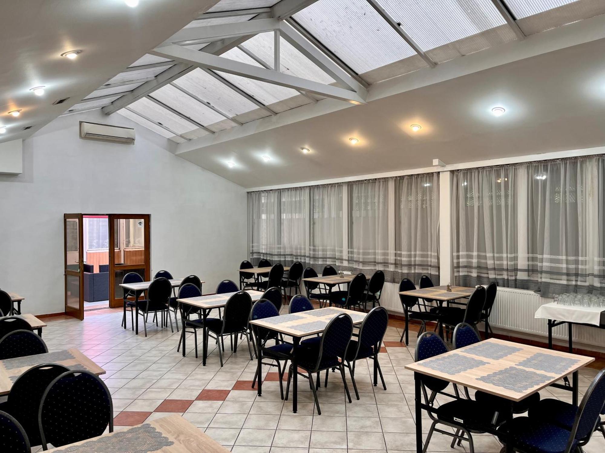 Hotel Akademia โกชิเซ ภายนอก รูปภาพ